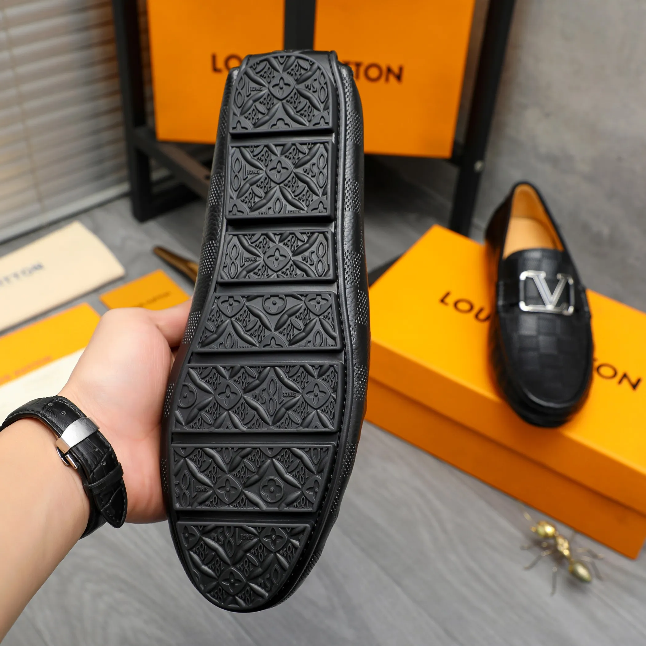 Men's shoes 💰p380 Product trademark: LV "Louis Vuitton" casual slip-on men's shoes Regular size: 38-45 Product materials: Selected classic embossed plaid upper, pigskin lining, rubber outsole